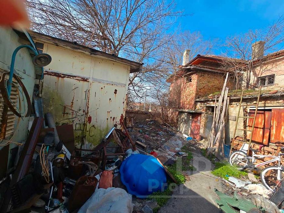 Двуетажна къща в центъра на гр.Вълчи дол