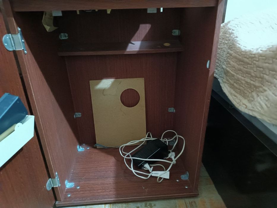 Швейная машинка электрическая "Чайка" с тумбой