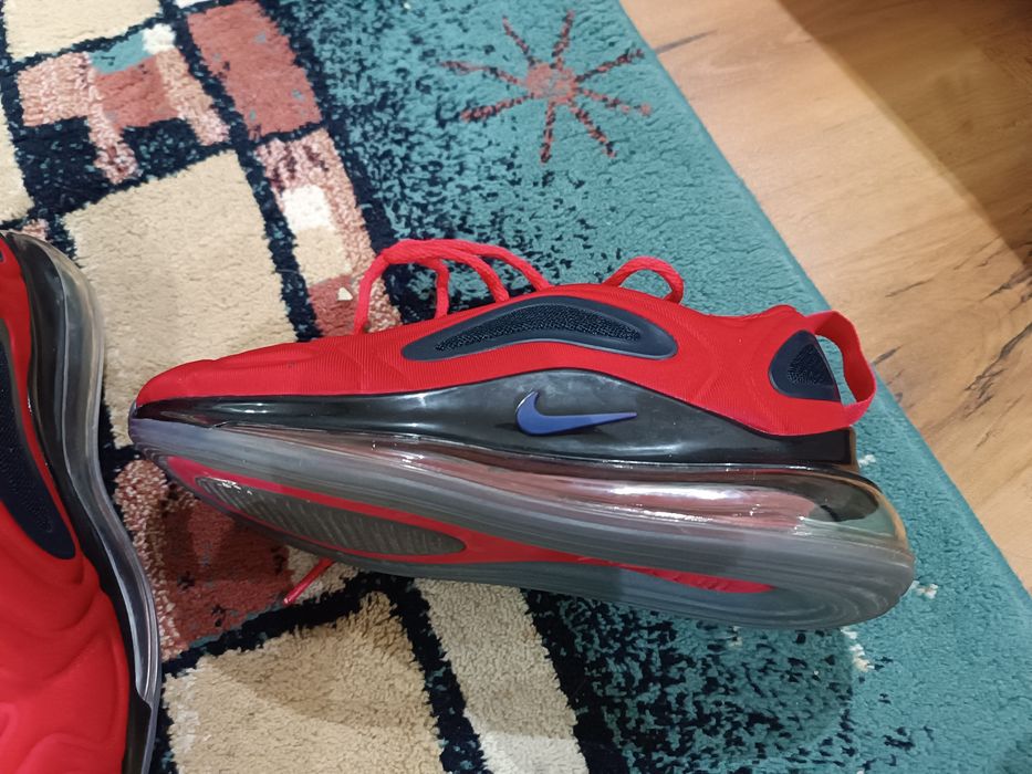 Продаю женские кроссовки.