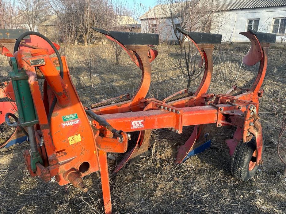 Трехкорпусный плуг оборотный