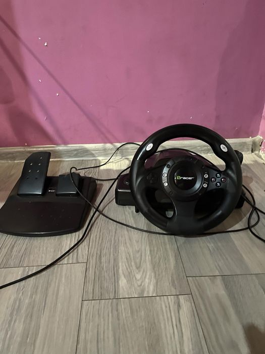 Готов за игри веднага - windows 11 pro включени волан и педали