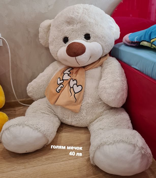 Големи и малки плюшени играчки