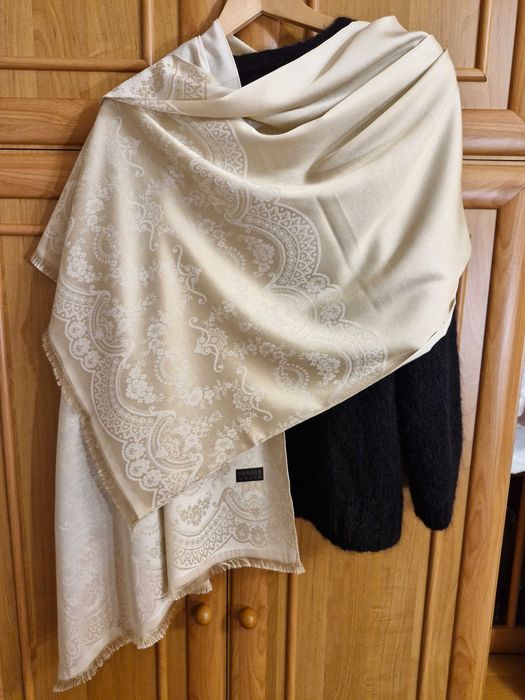 Палантины различных расцветок, новые.