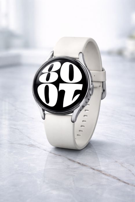 Телефое и часы.