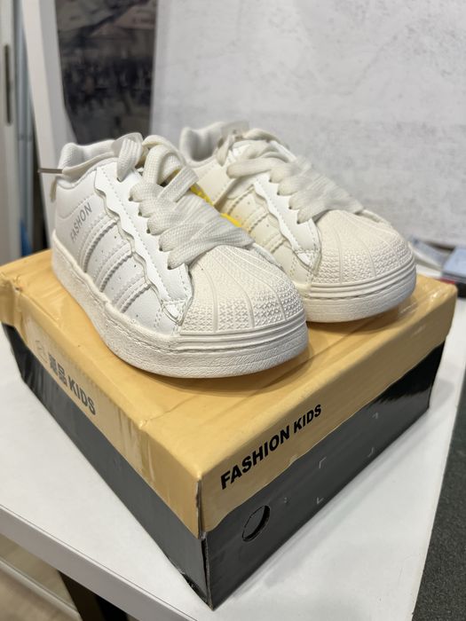 Новые детские белые кроссовки. Размер 28