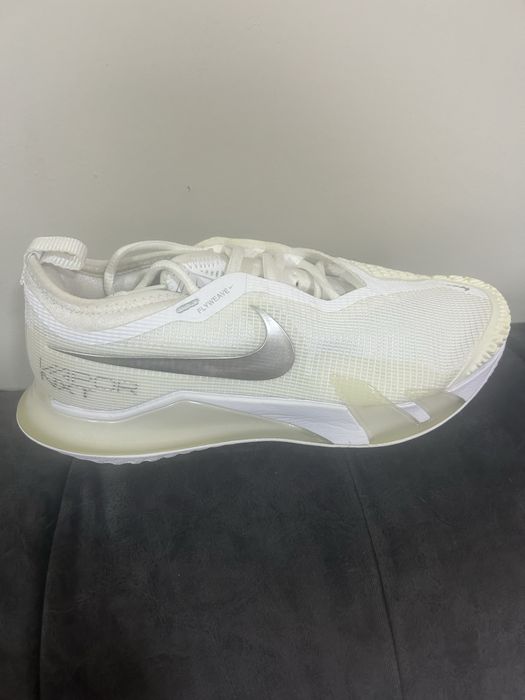 Маратонки NIKE нови.