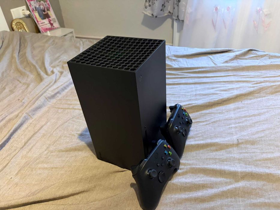 Vând Xbox Series X 1TB, în stare foarte bună de funcționare.