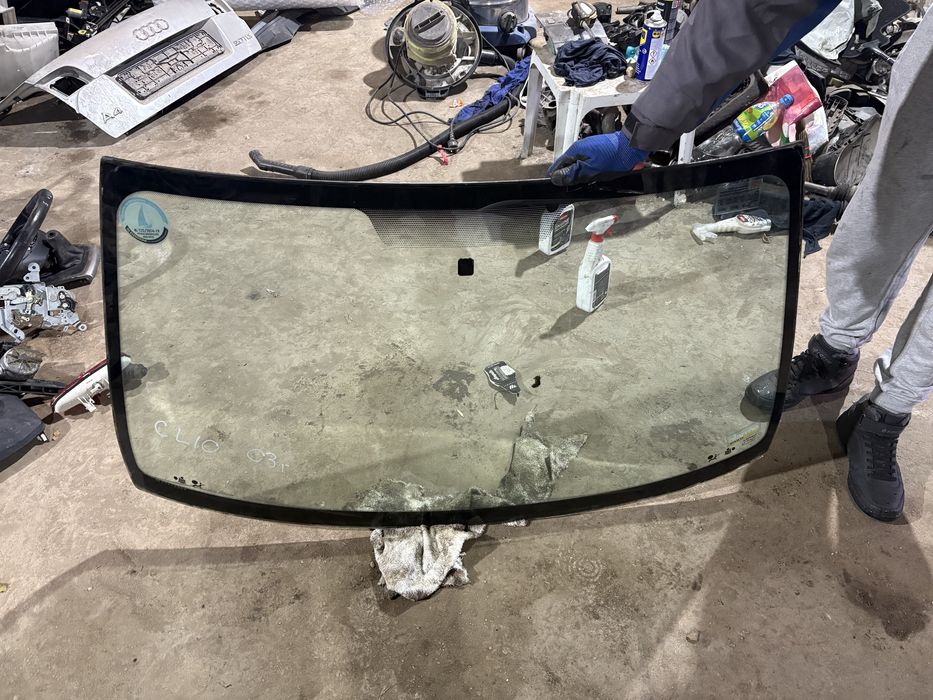 Renault Clio 2003 година Челно Предно Стъкло