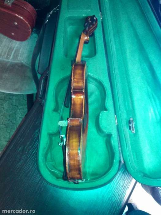 Vând vioară 4/4, veche, 100ani, Germania, model Stradivarius 1723