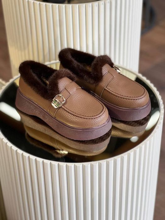 Ayollar qishki oyoq kiyimi.