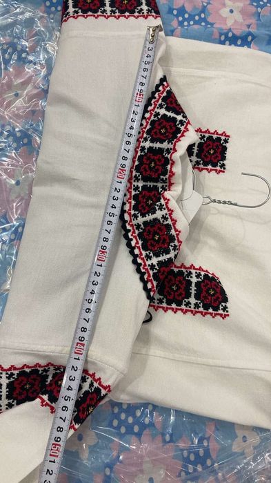 Cămașă tradițională cu model cusut manual pe pânză