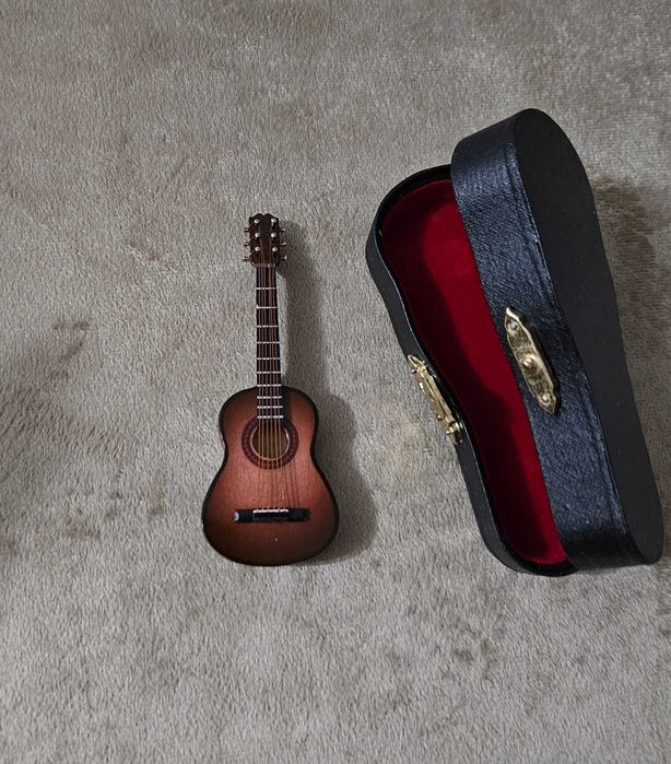 Chitara miniaturala decorativa