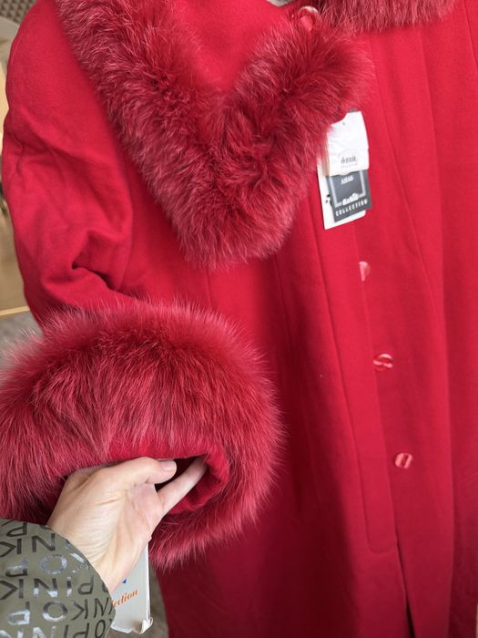 Новое пальто красного цвета