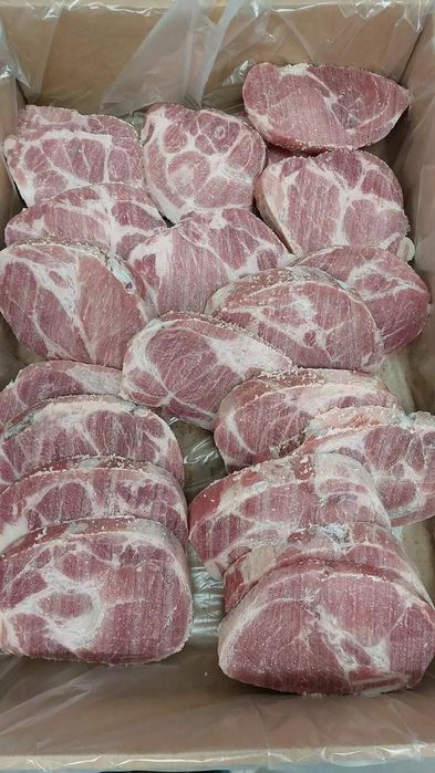 В продаже  стейки  из свинины