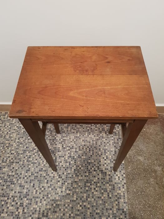 Măsuță veche din lemn.