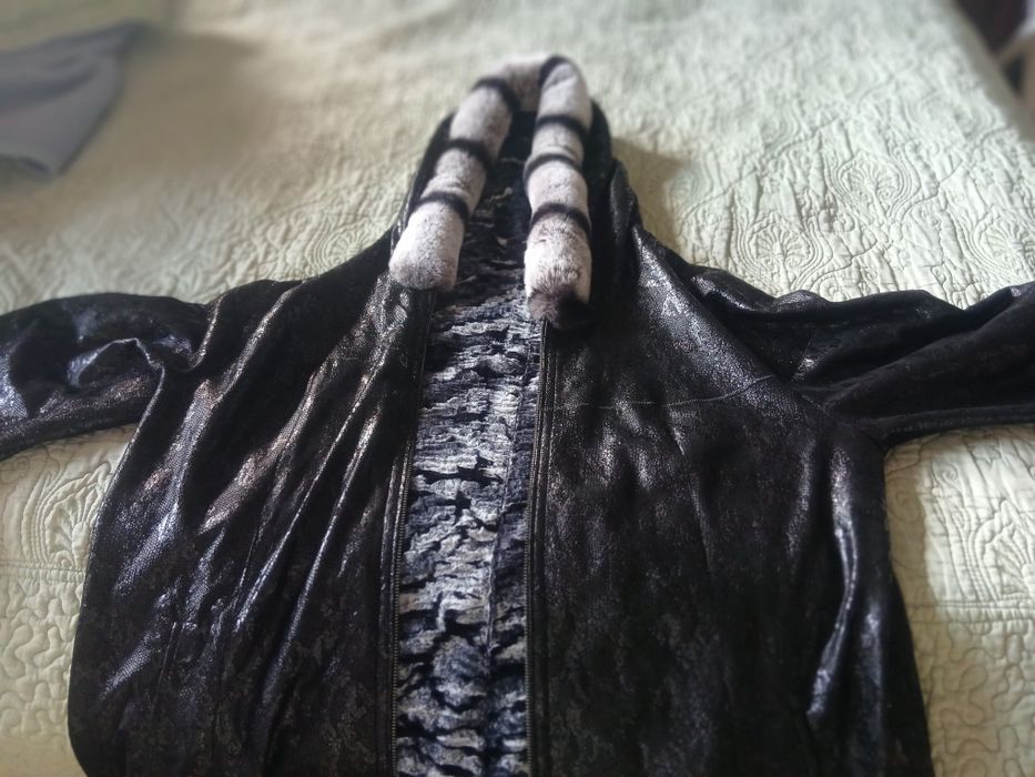 Vand scurta cu piele naturala, cu gluga, cu model imprimat si  blana naturala de chinchiĺa  in interior.