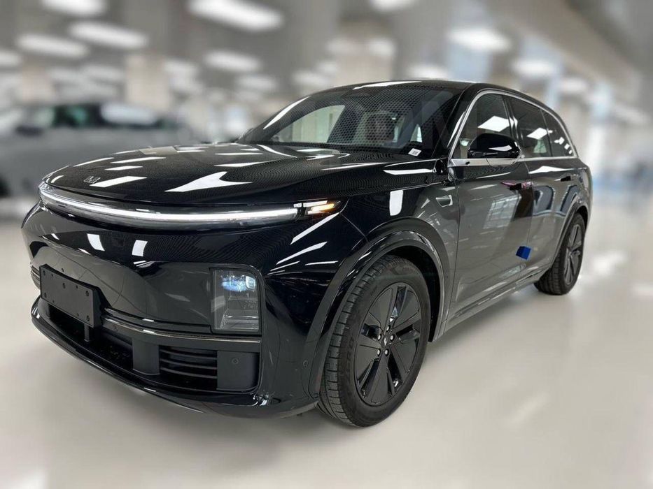 Lixiang Li 7 Ultra Restayling Белый и Кофе Салон, Мокрый асфальт