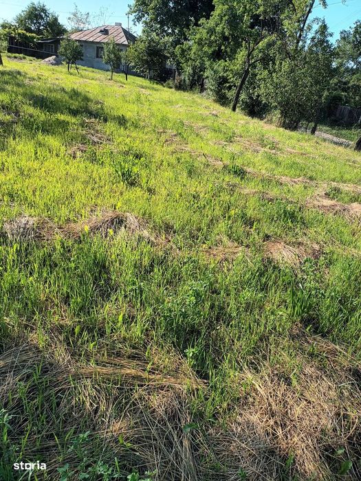 De vanzare teren intravilan cu suprafata de 1600mp, Pret 18000euro