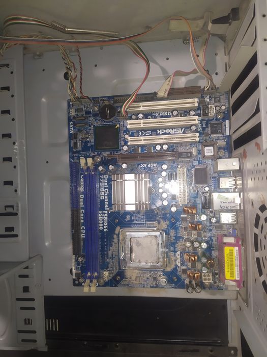 Plata h61 i3 aybi soket qrilgan  va DDR2 Pentium