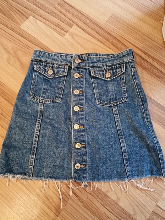 Fusta din denim cu nasturi in fata