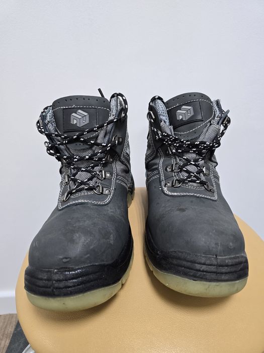 Рабочие сефти ботинки.