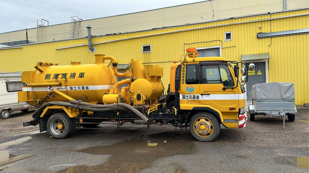 Илосос , ассмашина , ассенизатор .