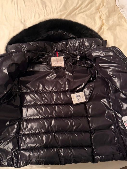 Vând geacă Moncler, nouă, cu eticheta.