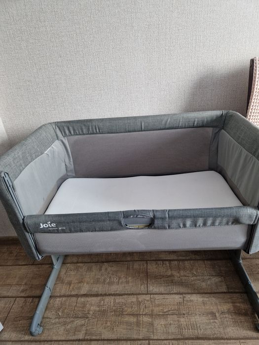 Продам кроватку Joie