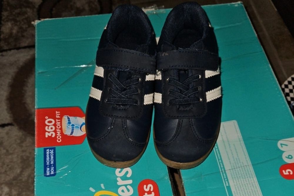 Adidași bleumarin mărimea 25