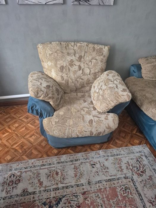 Отдам диван и кресло