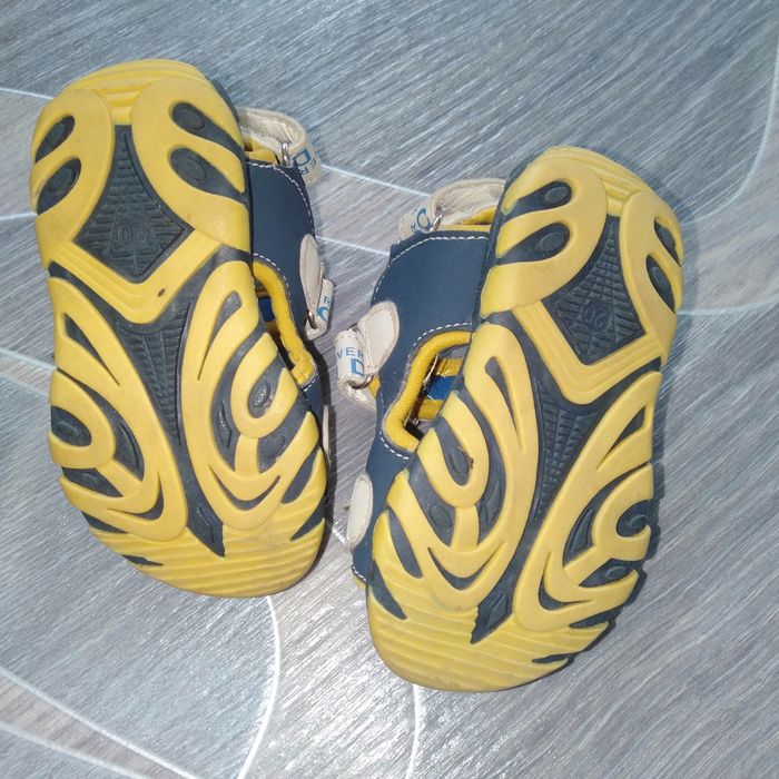 Продам сандалики 20р