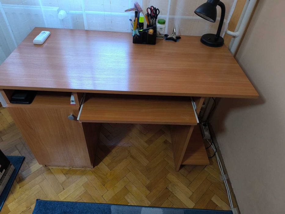 Продавам бюро, запазено, без следи от употреба