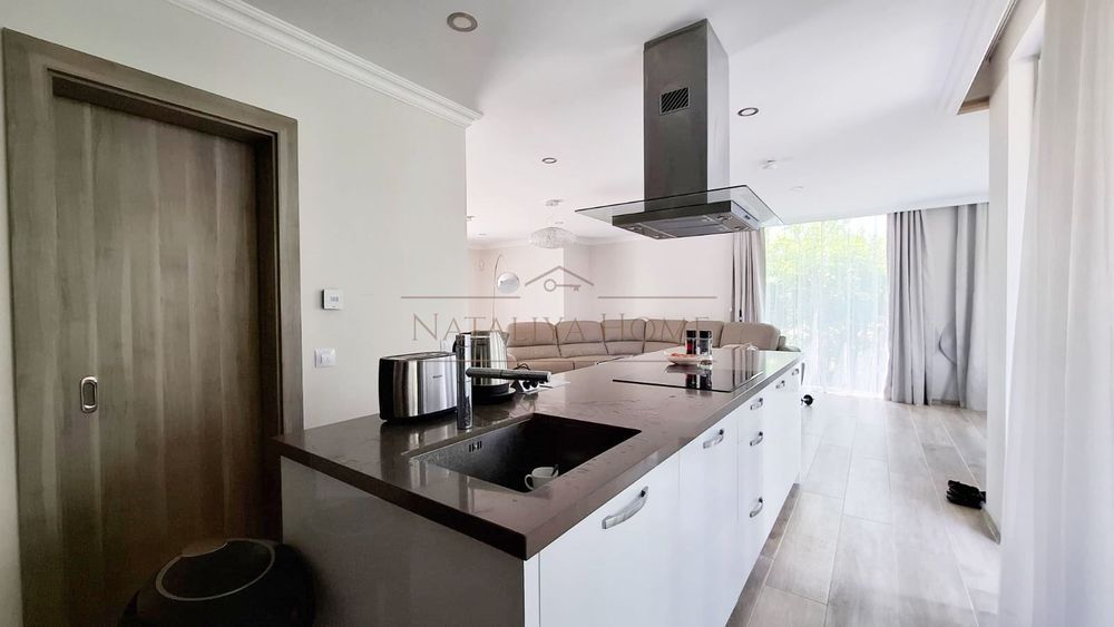 Продава се Къща в Бургас, Сарафово - 200 кв.м за 2750 €/кв.м - Снимка #2