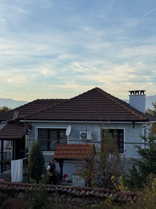 Боядисване на покриви, веранди фасади и всички видове вътрешни бои.