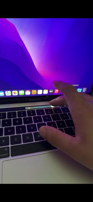 Macbook Pro 13 inch cu TouchBar A1706