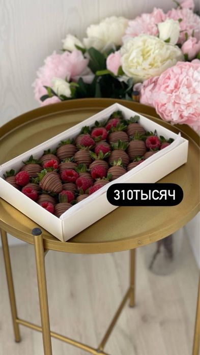 Клубника малина банан голубика в шоколаде