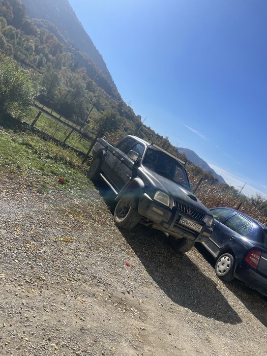And un Miraubisi L200