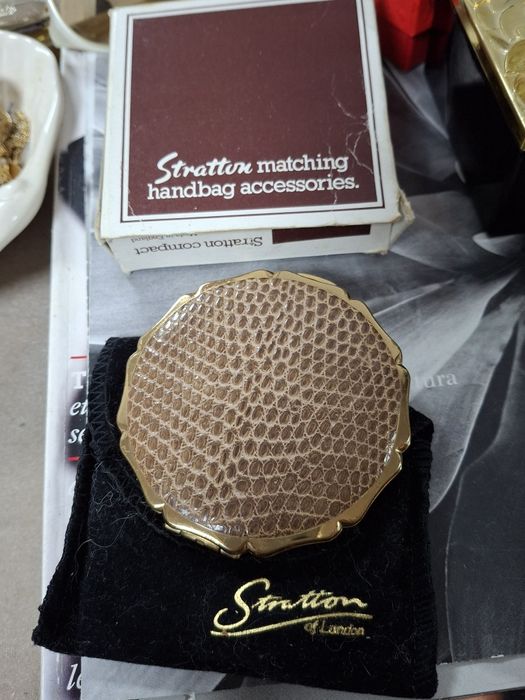 Пудриера Stratton London, антик