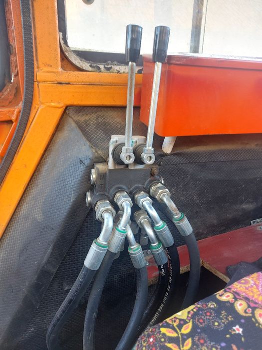 Vând tractor UTB 640 2x4 2 manete