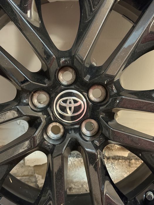 Rav 4 комплект гуми и джанти