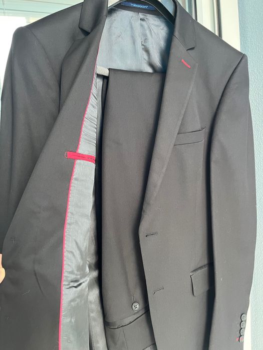 Продавам два мъжки костюма в отлично състояние-носени по веднъж,без забележки.