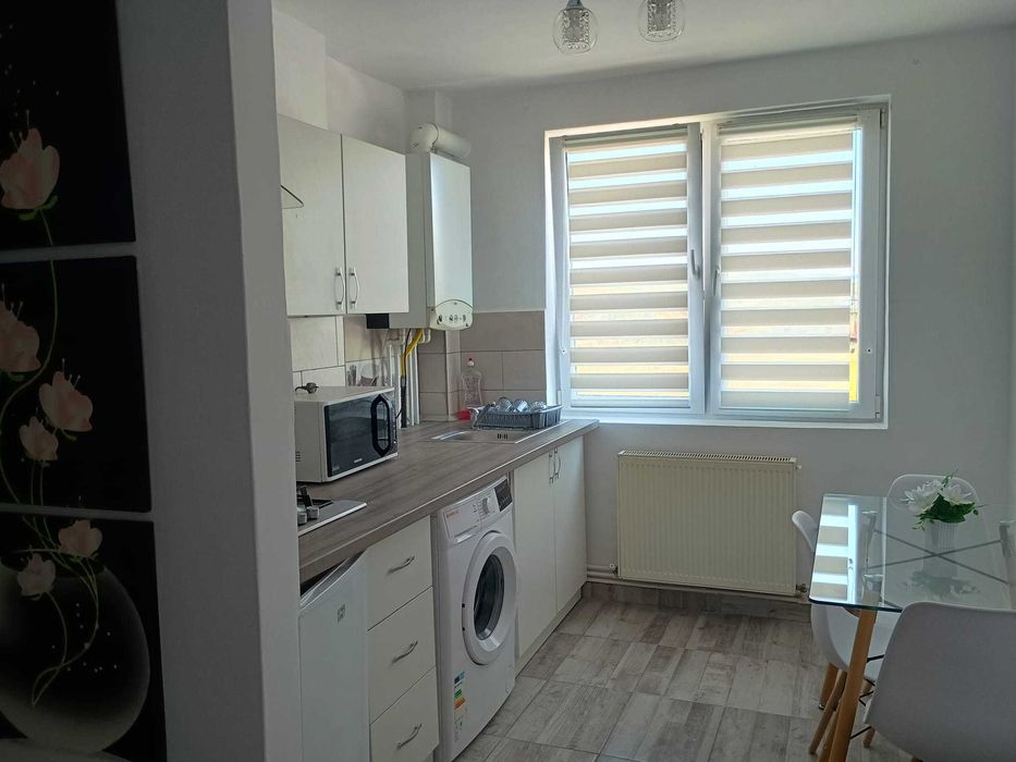 Apartament la cheie cu 2 camere și 2 balcoane complet mobilat și utilat vizavi de piața de zi și Penny. Se acceptă plata în rate