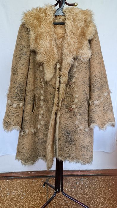 Продаю женскую дублёнку. Всё вопросы по телефону