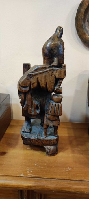 Красива ръчно изработена фигурка от старо дърво