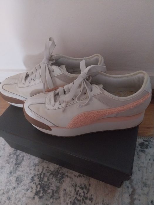 Красиви удобни обувки .