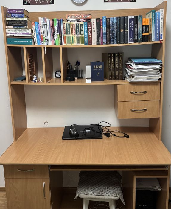 стильный книжный шкаф