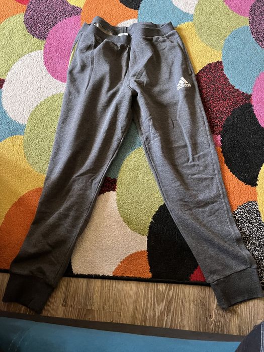 Vând pantaloni de bumbac Adidas