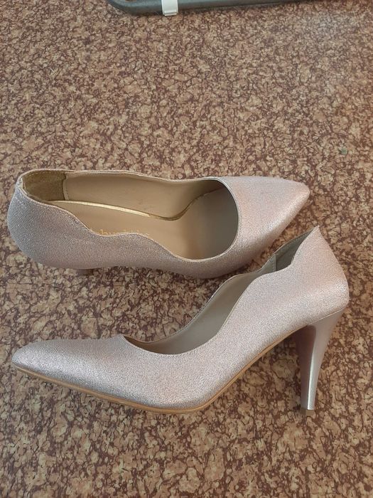 Блестящи розови обувки на висок ток