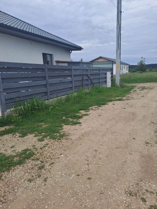 Teren intravilan 300 mp – Dârza, Crevedia | 22 m deschidere | Între case | 17.900 € negociabil