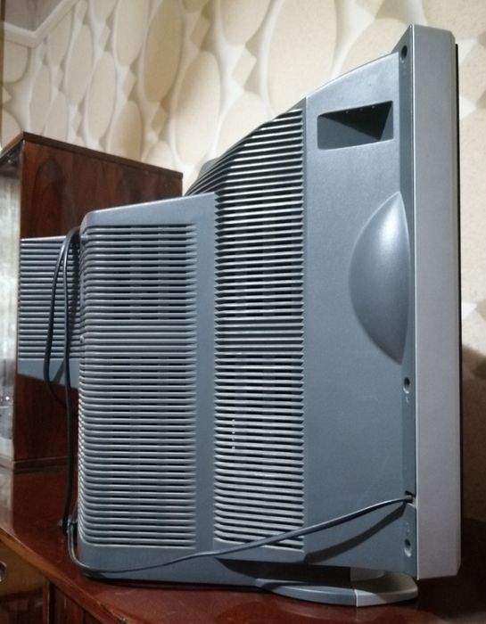 Продаю цветной телевизор LG super slim с плоским экраном